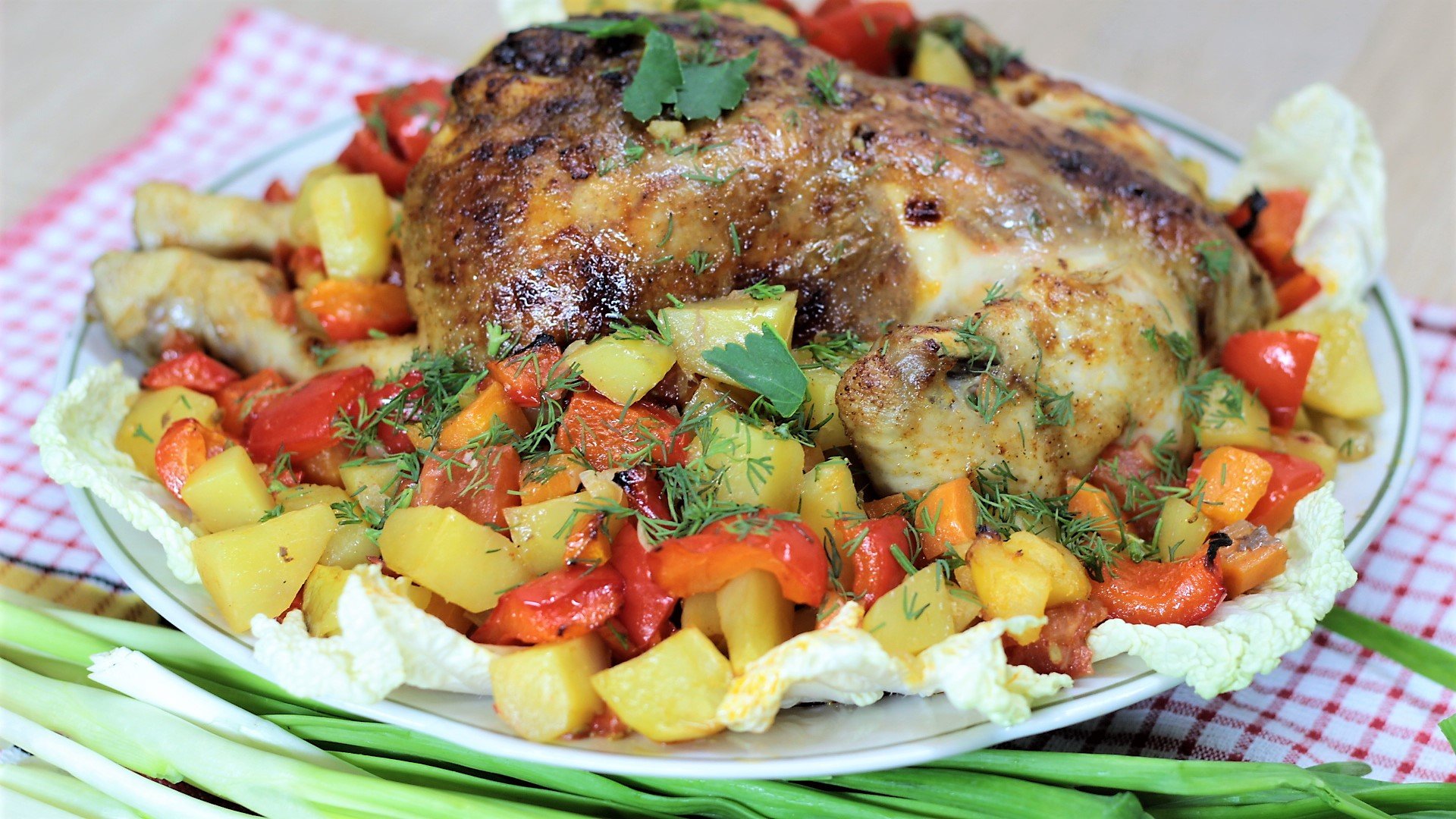 Запеченная курица с овощами рецепт. Курица с овощами. Курица с овощами в духовке. Сочная Курочка в духовке. Жареная курица приготовление.